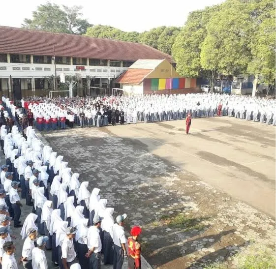 SMKN 1 Cimahi terletak di Jalan Mahar Martanegara No.48, Kelurahan Utama, Kecamatan Cimahi Selatan, Kota Cimahi, Jawa Barat 40533.